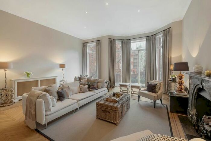 2 Bedroom Maisonette To Rent In Sloane Gardens, Chelsea, London, SW1