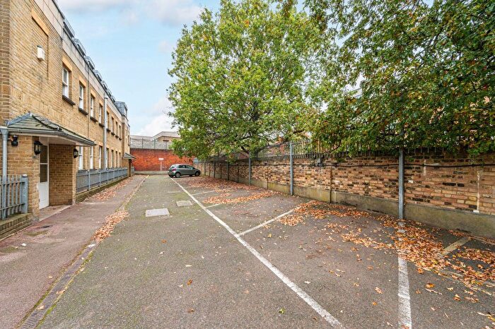 2 Bedroom Flat To Rent In Brixton Road, Brixton, London, SW9