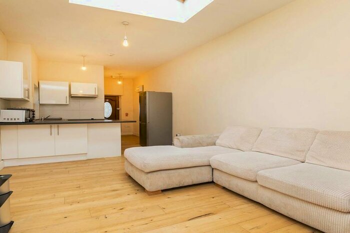 Studio To Rent In High Street, London, N8