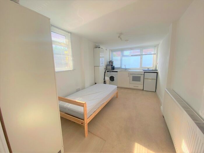 1 Bedroom Studio To Rent In Mendip Close, Harlington, Hayes, UB3