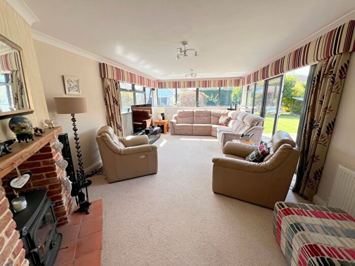 4 Bedroom Chalet For Sale In York Avenue, New Milton, Hampshire., BH25