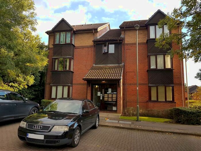 Flat To Rent In Trueman Close, Edgware, HA8