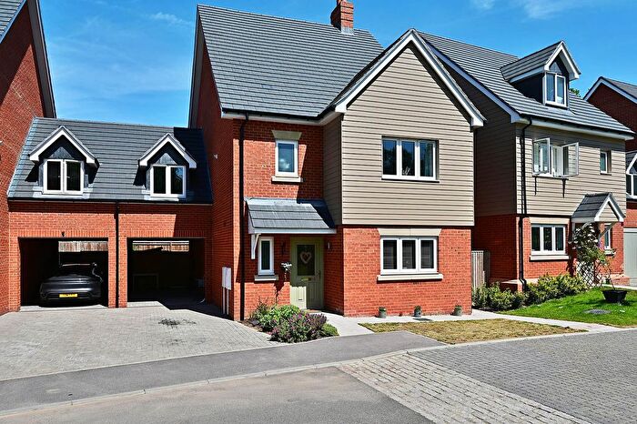 4 Bedroom Link Detached House For Sale In Lake Avenue, Camberley, GU16