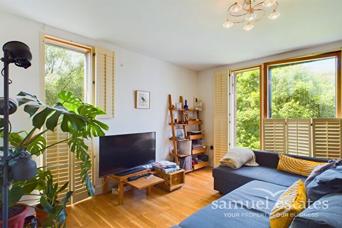 2 Bedroom Flat To Rent In Bennets Courtyard, Watermill Way, SW19