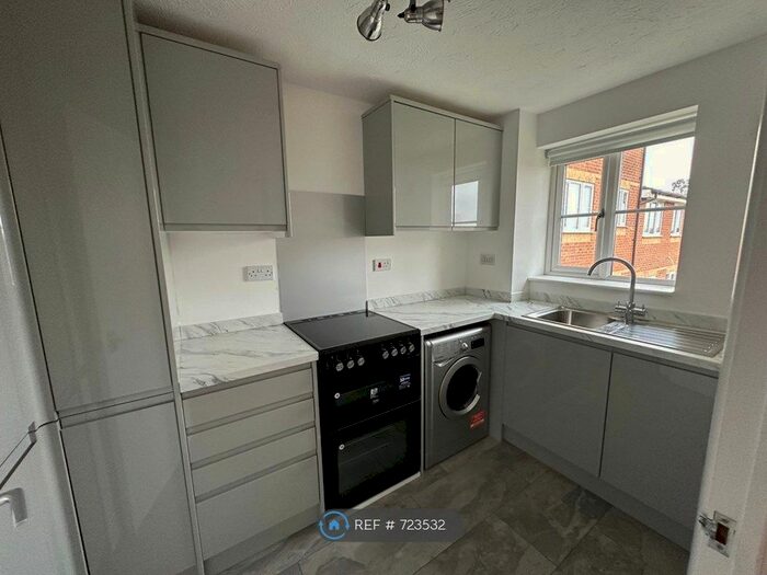 1 Bedroom Flat To Rent In Blackdown Close, London, N2