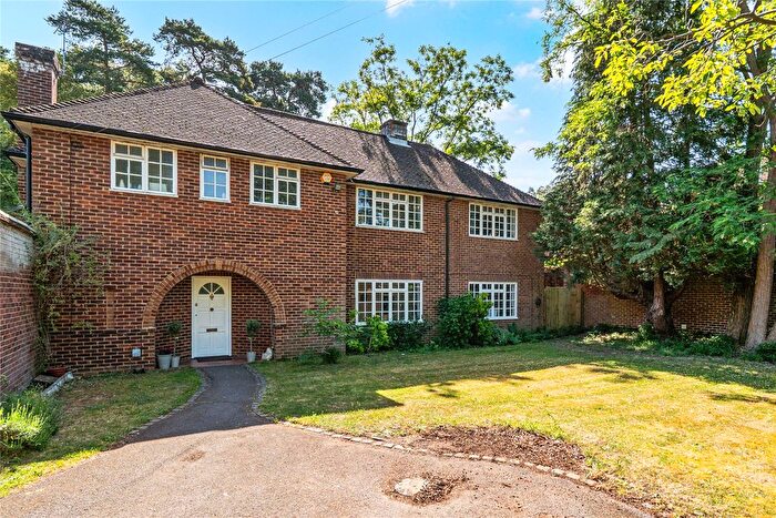 4 Bedroom Detached House For Sale In Weybridge, Surrey, KT13