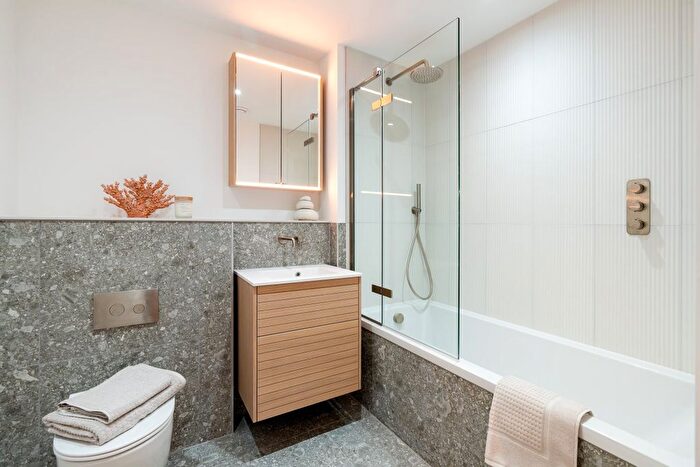 3 Bedroom Flat To Rent In Kingsway, Hove, BN3