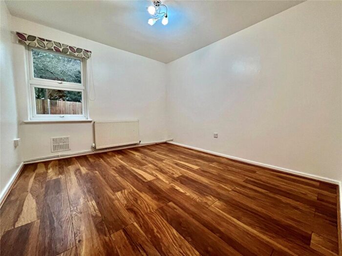 2 Bedroom Apartment To Rent In Tash Place, London, N11