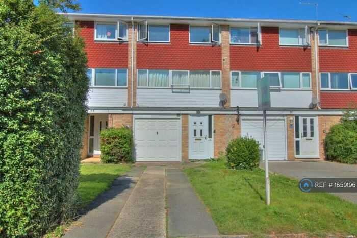 4 Bedroom Terraced House To Rent In Shefford Crescent, Wokingham, RG40