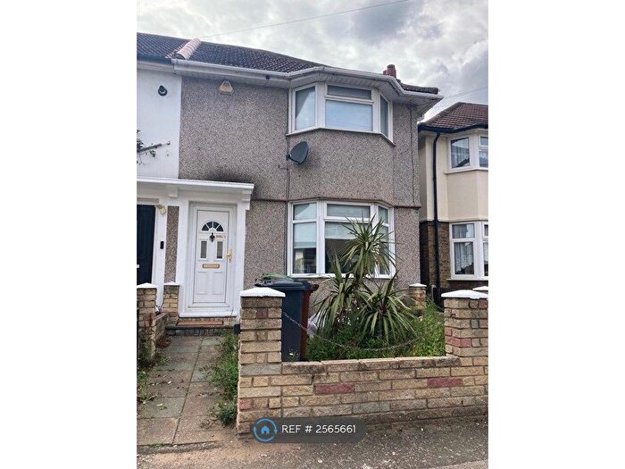 2 Bedroom End Of Terrace House To Rent In Tresham Road, Barking, IG11