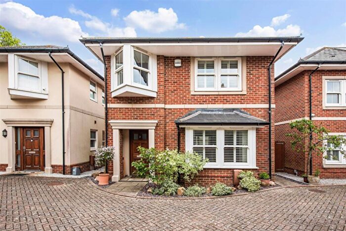3 Bedroom Detached House For Sale In Kings Avenue, Chichester, PO19