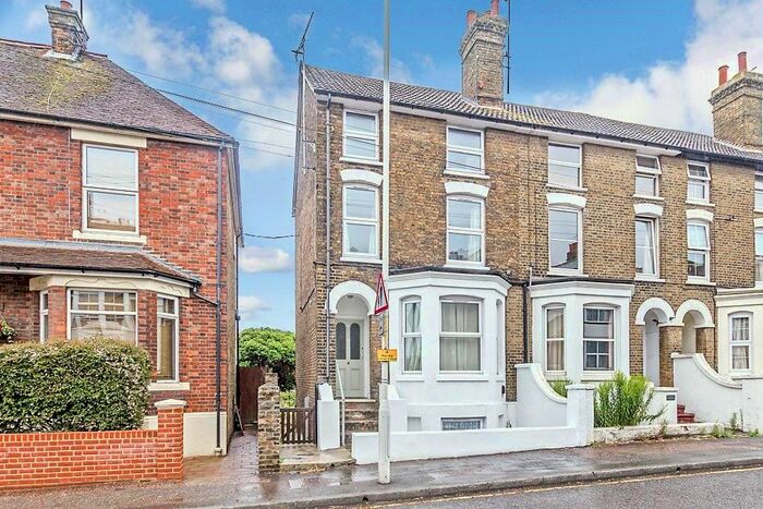 1 Bedroom Flat To Rent In Park Road, Sittingbourne, Kent, ME10