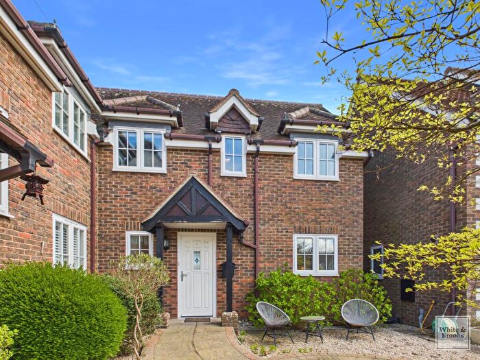 4 Bedroom Semi Detached House For Sale In Waterford Gardens, Climping, BN17