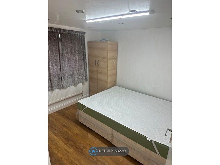 1 Bedroom Flat To Rent In Farley Drive, Ilford, IG3