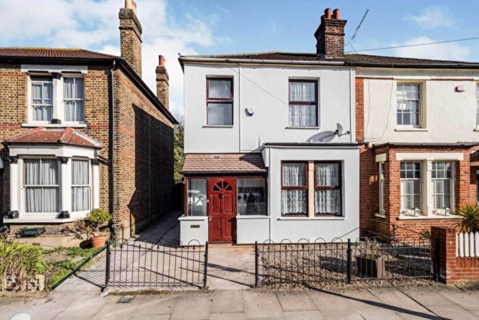 3 Bedroom Semi-Detached House For Sale In Mildmay Road, Romford, RM7