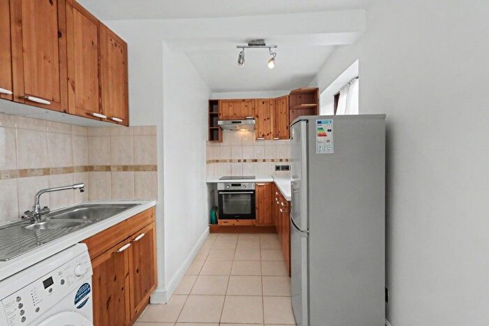 1 Bedroom Flat To Rent In Cottage Grove, Surbiton, KT6