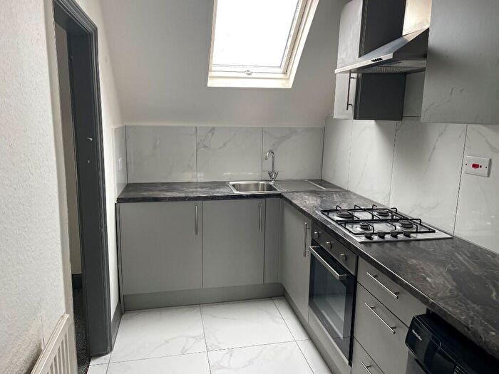 2 Bedroom Flat To Rent In Cobham Road, Westcliff-On-Sea, Essex, SS0