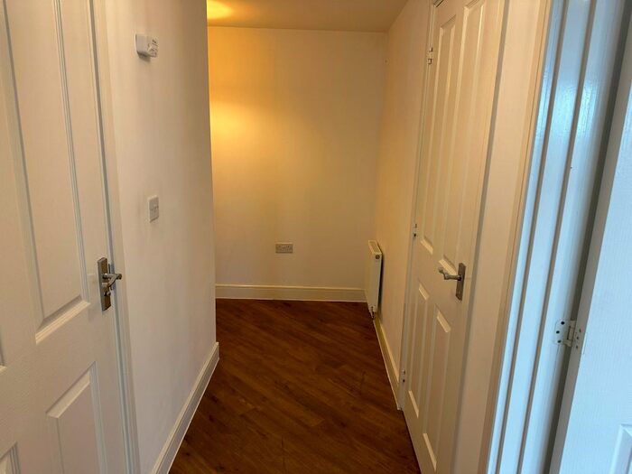 1 Bedroom Flat To Rent In Bramley Crescent, Ilford, IG2