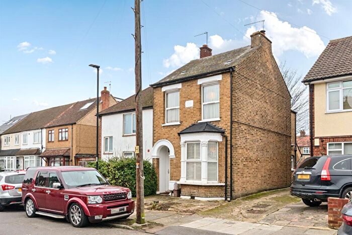 3 Bedroom Semi Detached House For Sale In Bridgenhall Road, Enfield, EN1