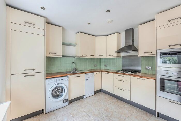 2 Bedroom Flat To Rent In Moore Park Road, London, SW6