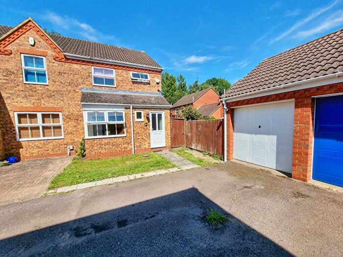 3 Bedroom Semi-Detached House For Sale In Brazier Close, Barton-le-Clay, Bedford, MK45