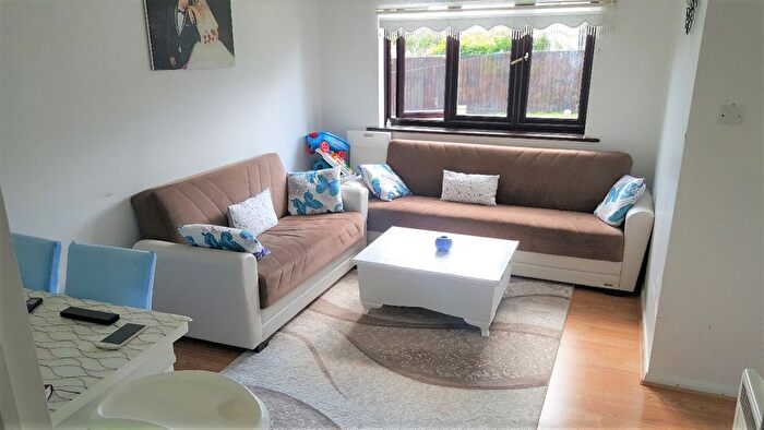 1 Bedroom Flat To Rent In Larmans Road, Enfield, EN3