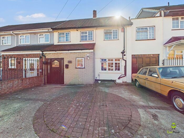 4 Bedroom Semi-Detached House For Sale In Albany Road, Belvedere, Kent, DA17