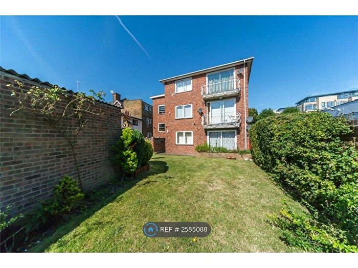 2 Bedroom Flat To Rent In Weathersfield Court, London, SE9