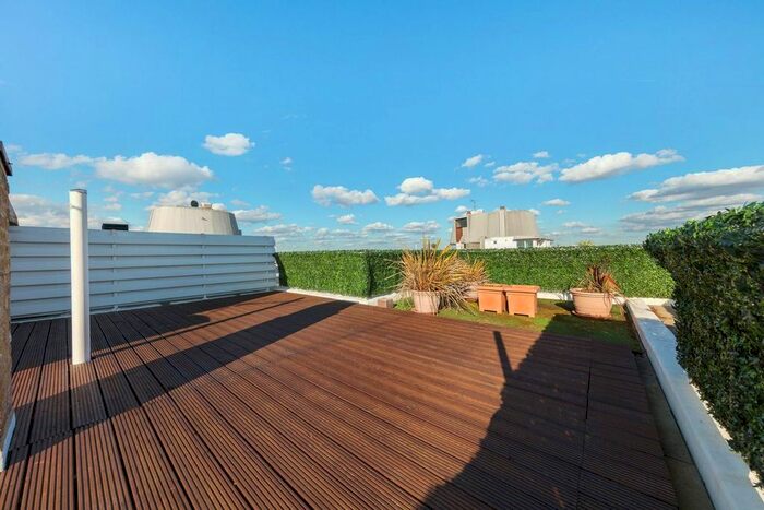 2 Bedroom Flat To Rent In Warwick Drive, Putney, London, SW15