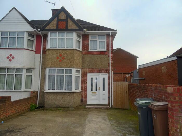 3 Bedroom Semi-Detached House To Rent In Hurst Way, Luton, LU3