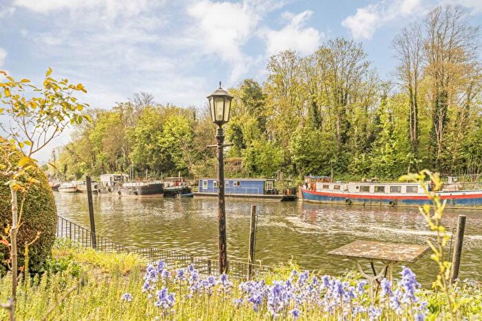 3 Bedroom House For Sale In Hampton Court Road, East Molesey, KT8