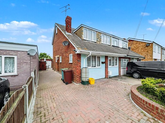 3 Bedroom Chalet For Sale In Edith Road, Canvey Island, SS8