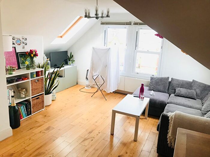 3 Bedroom Flat To Rent In Trinity Road, London, SW17
