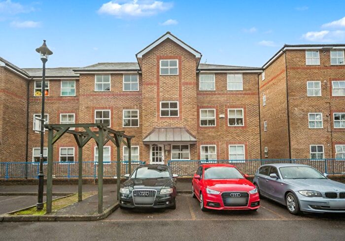 2 Bedroom Flat For Sale In River Bank Close, Maidstone, Kent, ME15