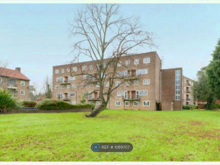 2 Bedroom Flat To Rent In The Hollies, London, N20