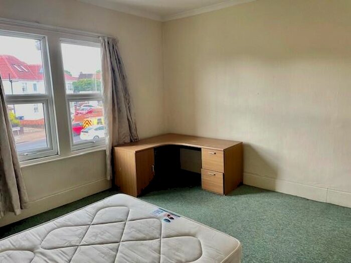 3 Bedroom Flat To Rent In Station Road, London, NW4