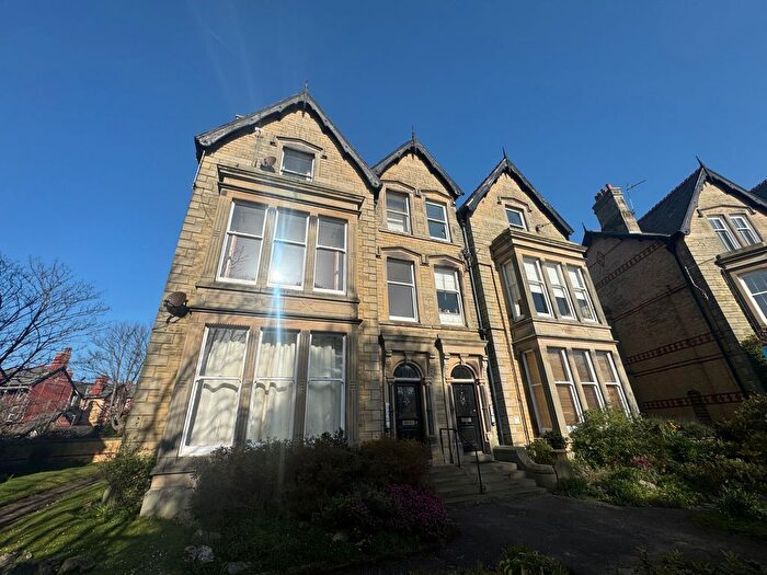 2 Bedroom Flat To Rent In St Georges Square, Lytham St Annes, FY8