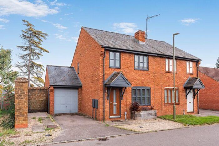 3 Bedroom Semi-Detached House For Sale In Millwright Close, Banbury, OX16