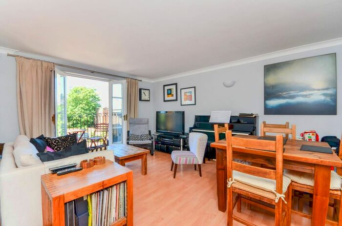 2 Bedroom Flat To Rent In Draymans Court, Stockwell, London, SW9