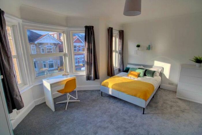 5 Bedroom Semi-Detached House To Rent In Coventry Road, Southampton, SO15