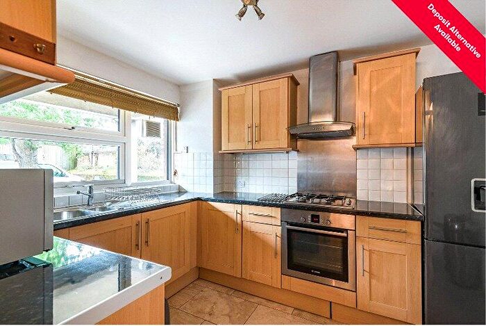 2 Bedroom Apartment To Rent In Larch Close, Balham, SW12