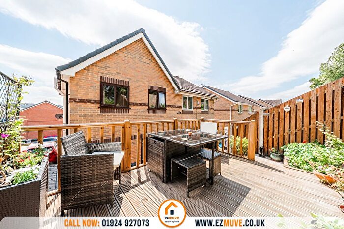 3 Bedroom Semi-Detached House For Sale In Stonedene Court, Heckmondwike, WF16