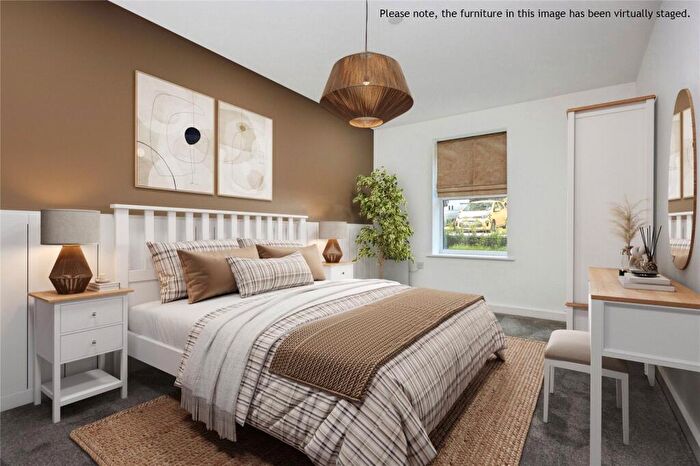 2 Bedroom Flat For Sale In Tillingbourne Gardens, Gomshall, Guildford, Surrey, GU5