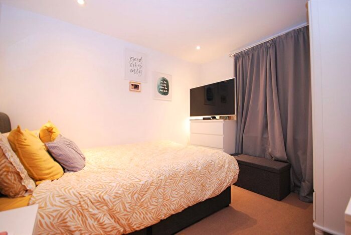 2 Bedroom Flat To Rent In Trinity Road, Wandsworth Common, SW17