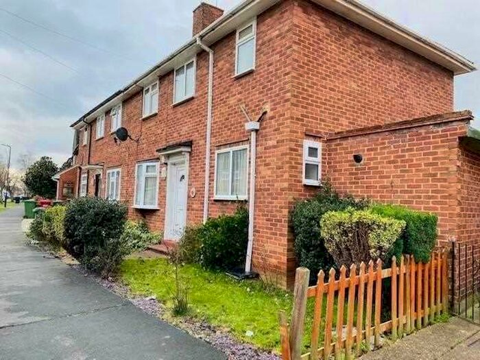 3 Bedroom Semi-Detached House To Rent In Stoke Poges Lane, Slough, SL1