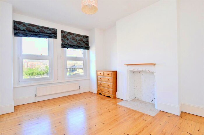 3 Bedroom Apartment To Rent In Inverton Road, Nunhead, London, SE15