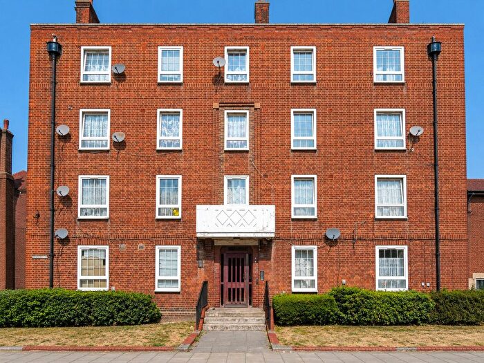 2 Bedroom Flat To Rent In Mountearl Gardens, London, SW16