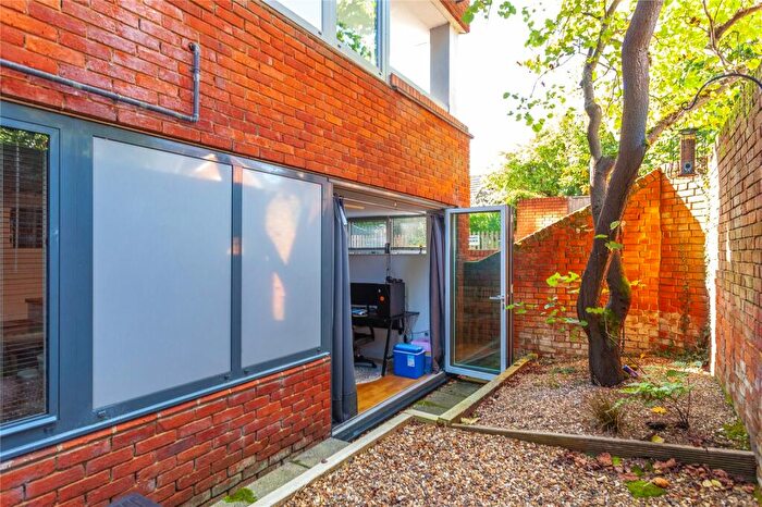 2 Bedroom Flat For Sale In Caxton Court, St Marks Road, Henley-On-thames, Oxfordshire, RG9
