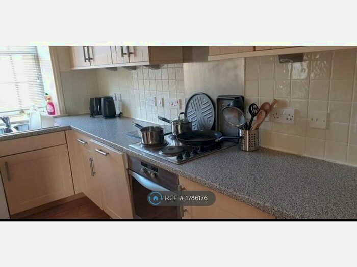 1 Bedroom Flat To Rent In Lidgett Lane, Leeds, LS8
