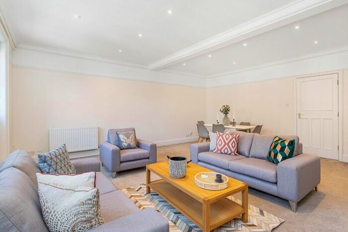 3 Bedroom Flat To Rent In Wimpole Street, London, W1G